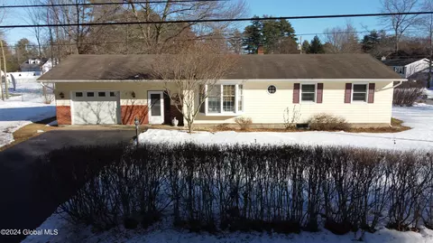 546 W Mountain Rd, Queensbury, NY 12804