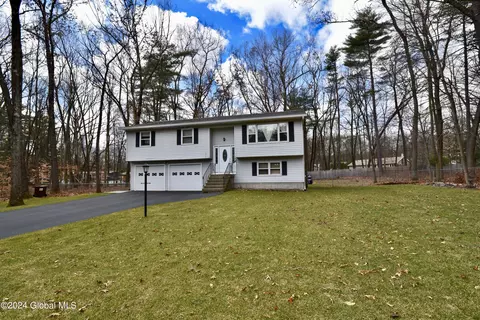 12 Hallak Dr, Ballston Spa, NY 12020