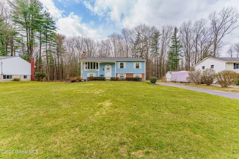 14 Tulip Ter, Clifton Park, NY 12065