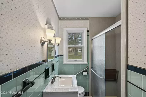 Bath - 301 Stoodley Place Pl, Schenectady, NY 12303 photo 1 of 2