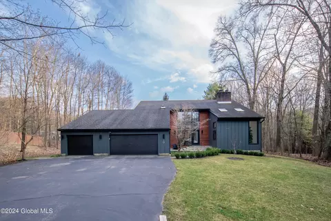 10 Cathedral Ct, Clifton Park, NY 12065