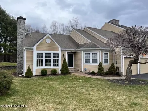 14 Ridgefield Dr, Voorheesville, NY 12186