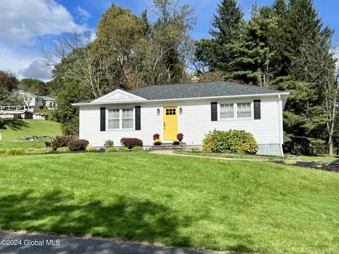 7 Dusenberry Rd, Troy, NY 12182