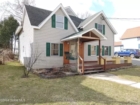 10 Highland St, Ticonderoga, NY 12883