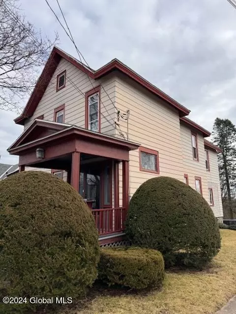 67 W Pine St, Gloversville, NY 12078