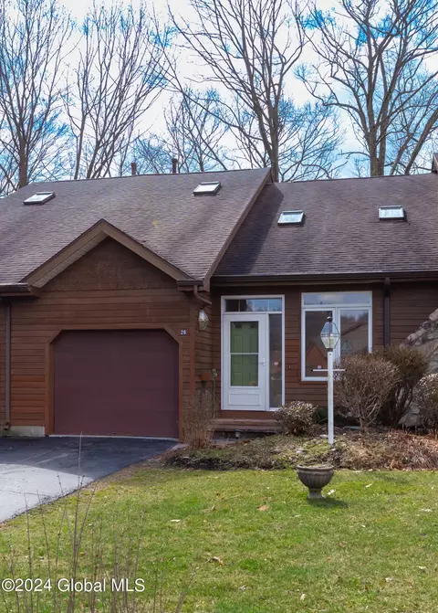28 Lillian Ln, Troy, NY 12180