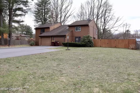 6 Woodbine Dr # B, Clifton Park, NY 12065