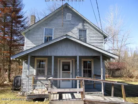 261 River St, Warrensburg, NY 12885