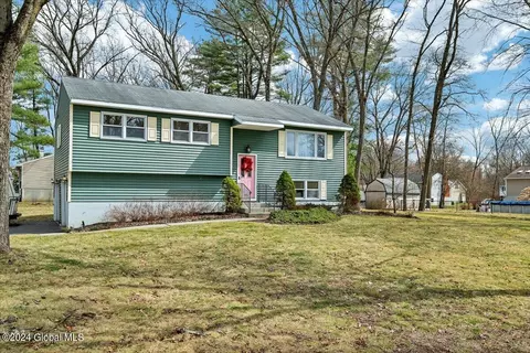 28 Concord Dr, Saratoga Springs, NY 12866