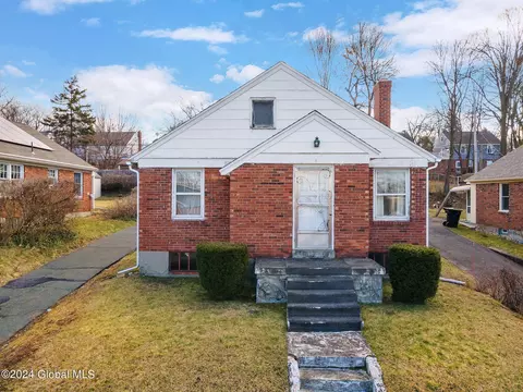 6 Centerview Dr, Troy, NY 12180