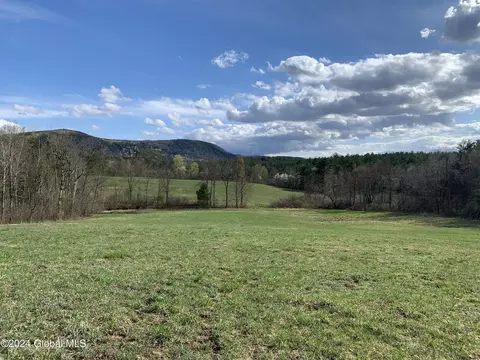 59 Parker School Rd, Pittstown, NY 12094