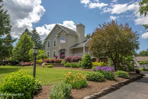 1079 Merlin Dr, Niskayuna, NY 12309