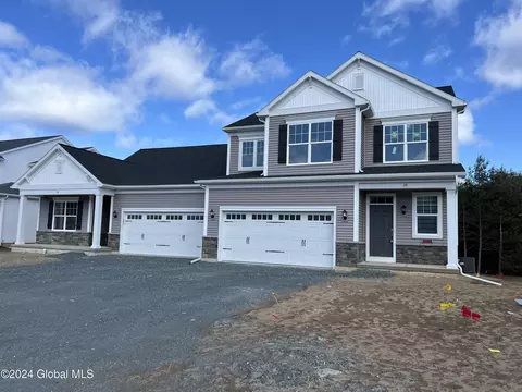 28 Daintree Dr, Saratoga Springs, NY 12866
