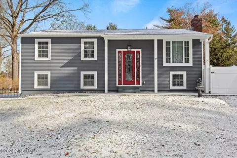 11 Teakwood Dr, Clifton Park, NY 12065