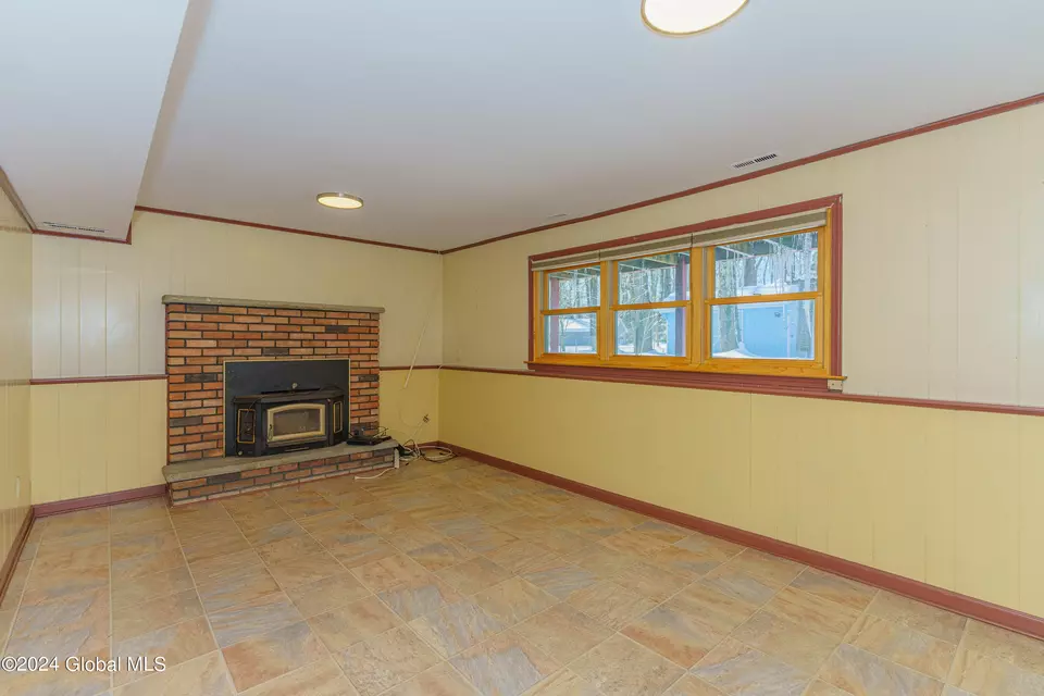 Living - 46 Fredericks Rd, Glenville, NY 12302 photo 2 of 3