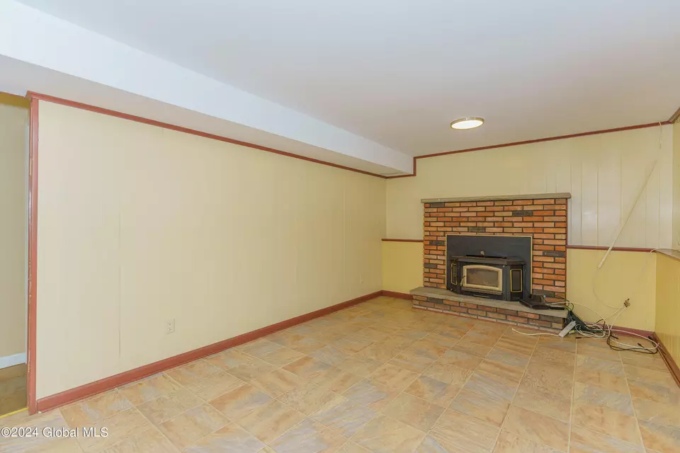 Living - 46 Fredericks Rd, Glenville, NY 12302 photo 3 of 3