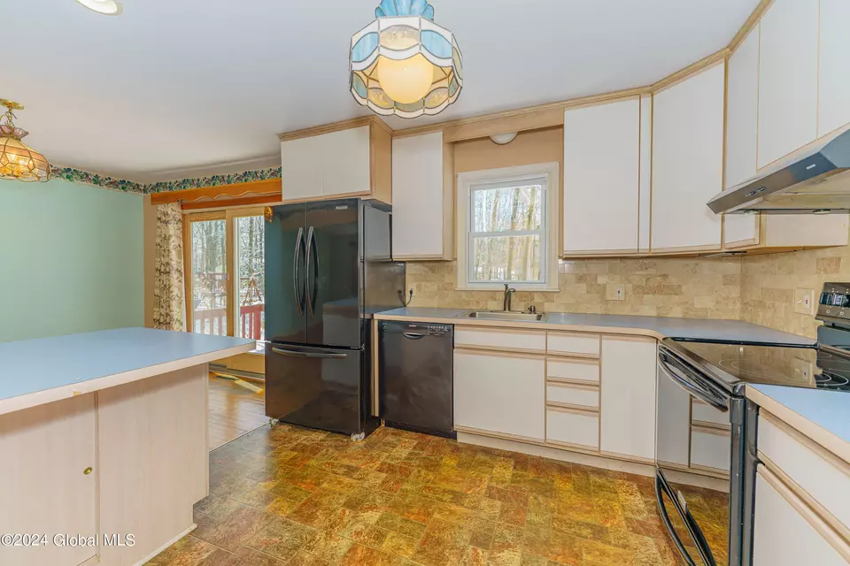 Kitchen - 46 Fredericks Rd, Glenville, NY 12302 photo 3 of 5