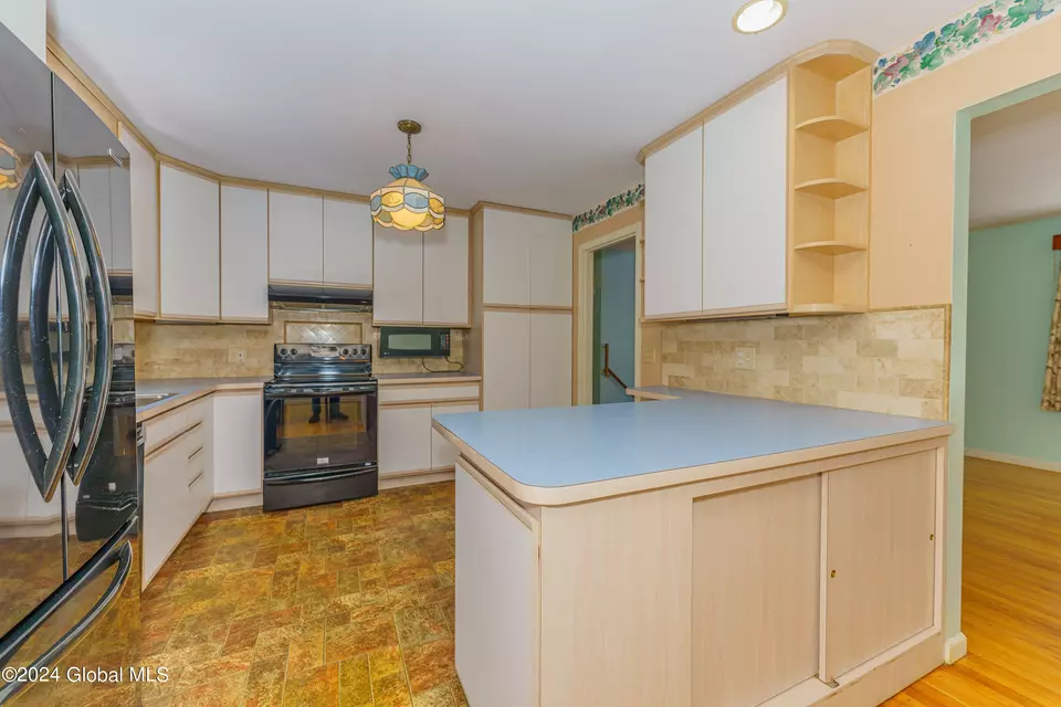 Kitchen - 46 Fredericks Rd, Glenville, NY 12302 photo 4 of 5