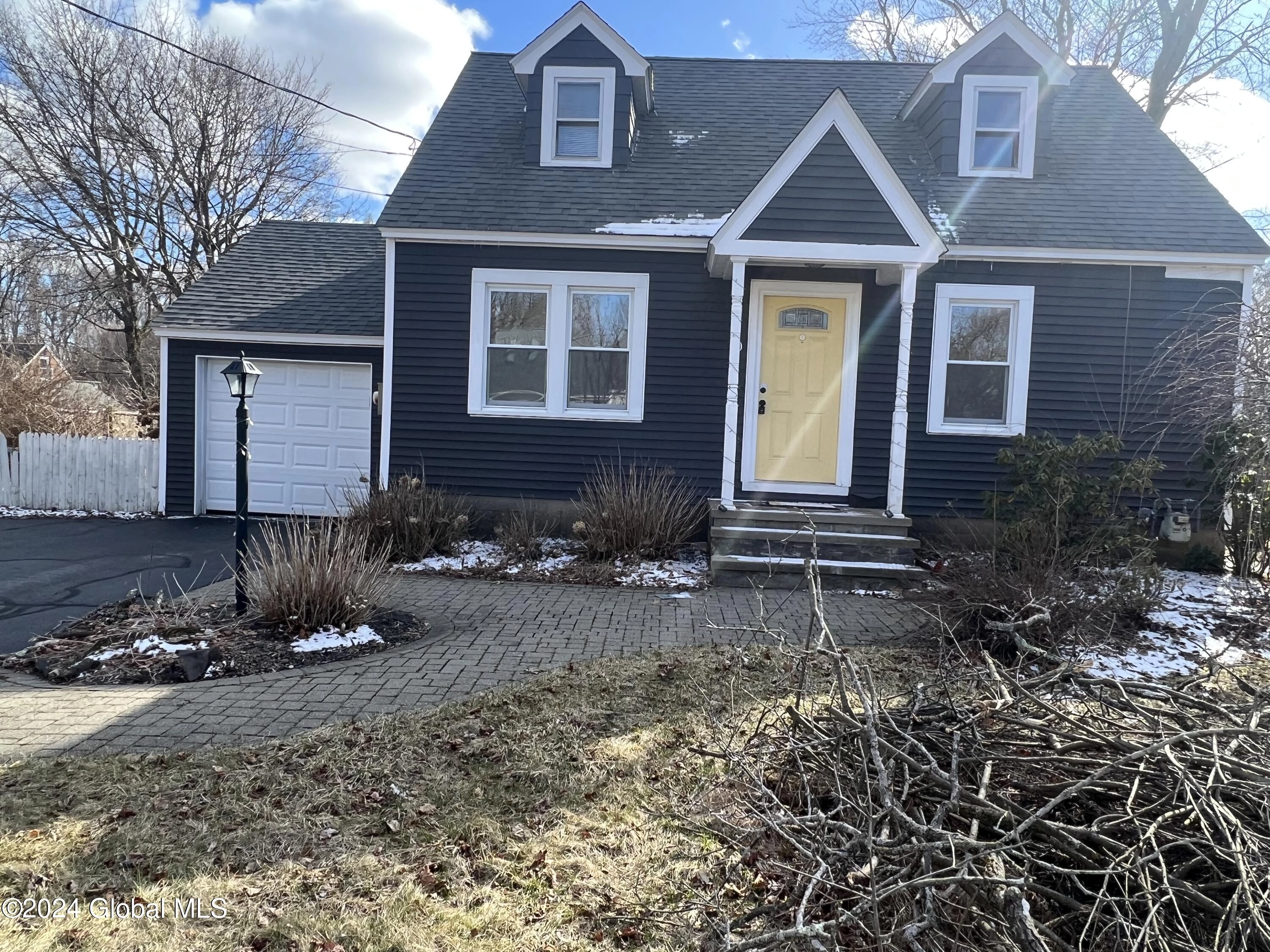 10 Saratoga Dr  