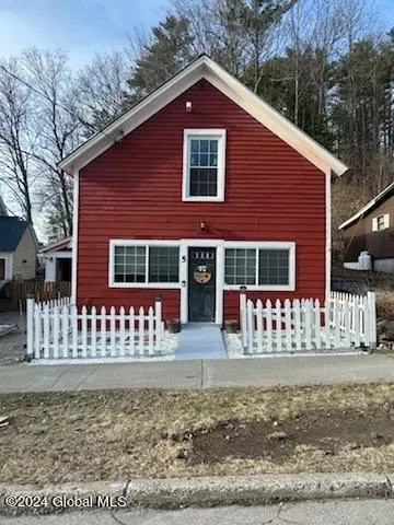 5 Church St, Lake Luzerne, NY 12846