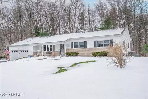 15 Rolling Brook Dr, Clifton Park, NY 12065