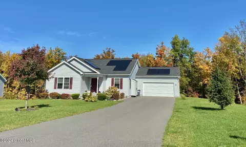 39 Dormie Ave, Halfmoon, NY 12118