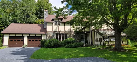 18 Tahoe Dr, Hoosick Falls, NY 12090