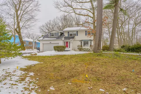 827 Maxwell Dr, Niskayuna, NY 12309