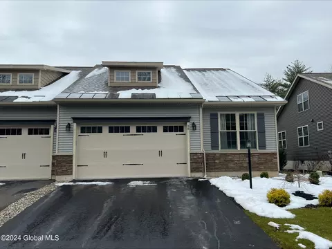38 Canterbury Ln, Delmar, NY 12054