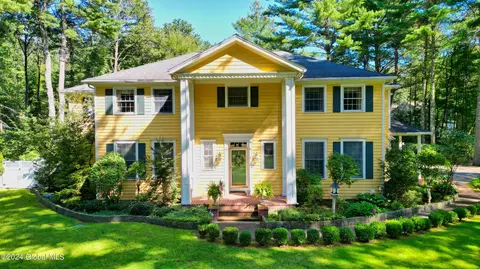 2 Brookshire Trce, Queensbury, NY 12804