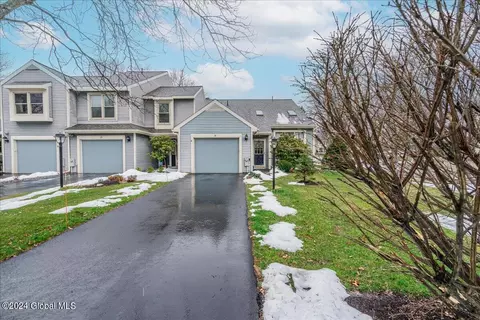 26 Generals Way, Halfmoon, NY 12065
