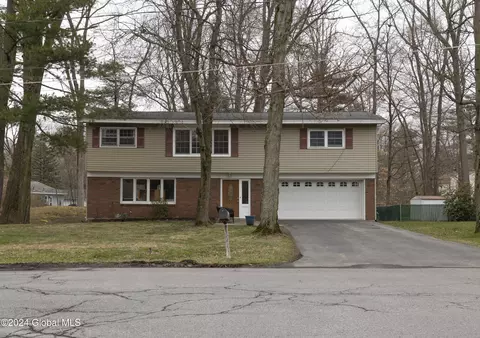 20 Garling Dr, Latham, NY 12110