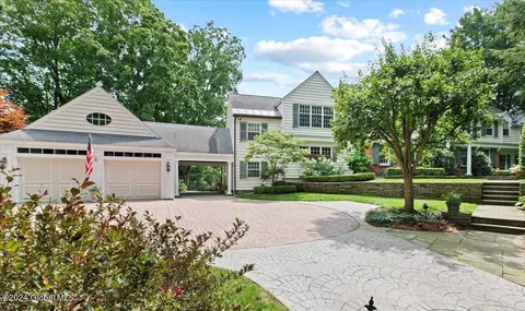 11 Pheasant Ln, Menands, NY 12204
