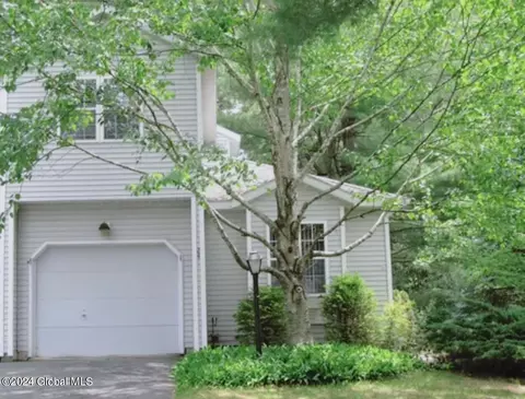 24 Fairwood Dr, Queensbury, NY 12804