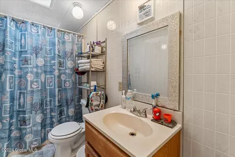 Bath - 69 Williams Rd, Hampton, NY 12837 photo 2 of 4