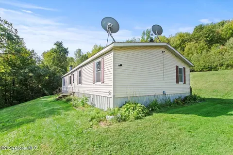 Exterior - 69 Williams Rd, Hampton, NY 12837 photo 2 of 8