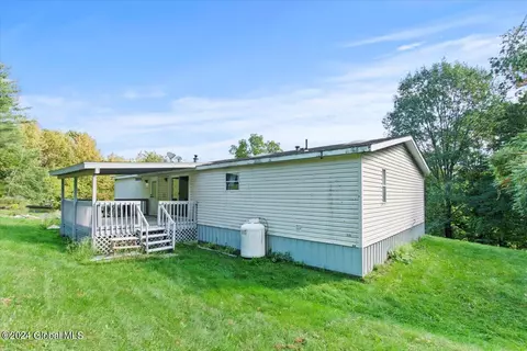 Exterior - 69 Williams Rd, Hampton, NY 12837 photo 6 of 8