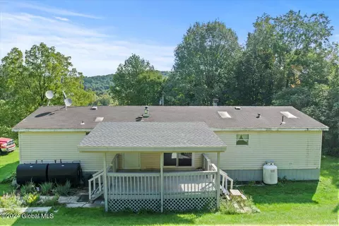 Exterior - 69 Williams Rd, Hampton, NY 12837 photo 7 of 8