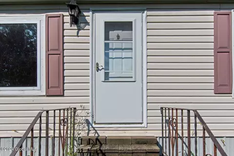 Exterior - 69 Williams Rd, Hampton, NY 12837 photo 3 of 8