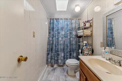 Bath - 69 Williams Rd, Hampton, NY 12837 photo 1 of 4