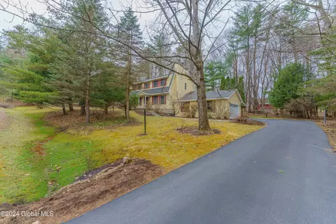 6 Seneca Dr, Averill Park, NY 12018