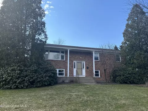 1035 Hickory Rd, Niskayuna, NY 12309