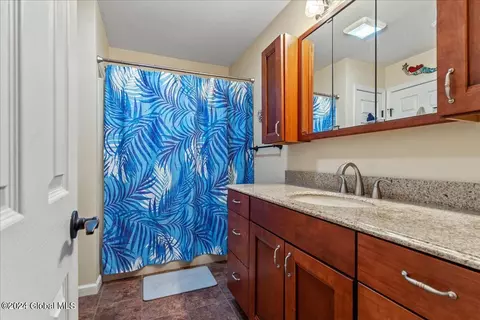 Bath - 902 Cambridge Manor Dr, Schenectady, NY 12302 photo 2 of 3