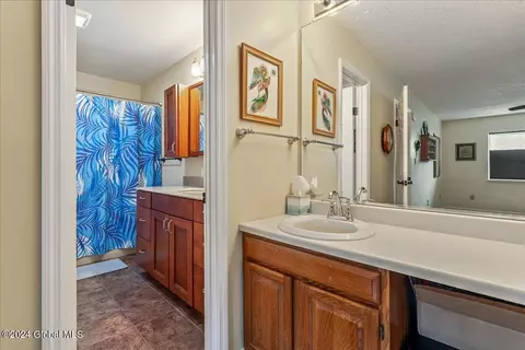 Bath - 902 Cambridge Manor Dr, Schenectady, NY 12302 photo 3 of 3