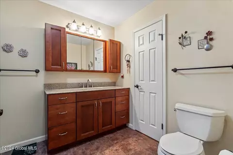 Bath - 902 Cambridge Manor Dr, Schenectady, NY 12302 photo 1 of 3