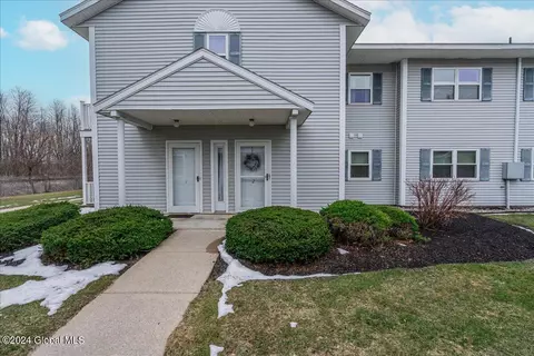 902 Cambridge Manor Dr, Schenectady, NY 12302