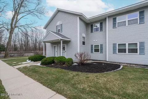 Exterior - 902 Cambridge Manor Dr, Schenectady, NY 12302 photo 5 of 7