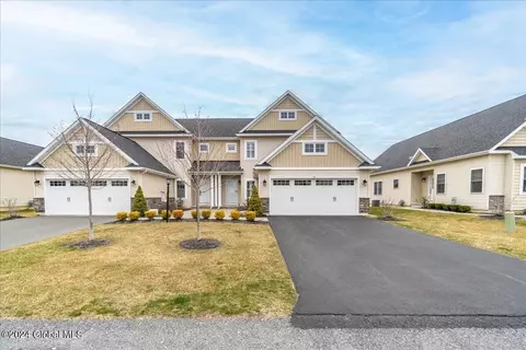 33 Justin St, Latham, NY 12110