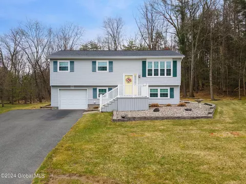 38 Bayberry Ct, Voorheesville, NY 12186