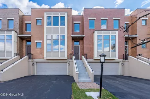 10 Bryn Mawr Ct, Albany, NY 12211
